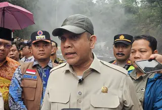 Ketua MPR Ahmad Muzani bersama anggota DPR RI, perwakilan kementerian Pariwisata, Kementerian Agama, dan Pemerintah setempat, melihat langsung kondusi objek wisata air panas Guci, di Kabupaten Tegal. (Liputan6/Dicky Prihanto)
