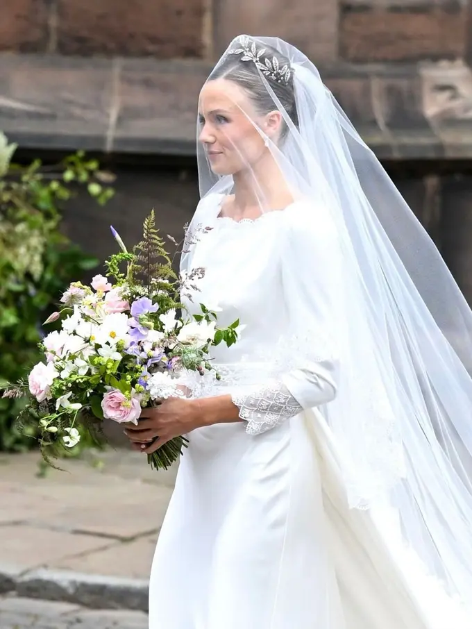 Menikah dengan Member Royal Family Hugh Grosvenor, Olivia Henson Pakai Gaun Pengantin dan Tiara yang Penuh Historikal Keluarga