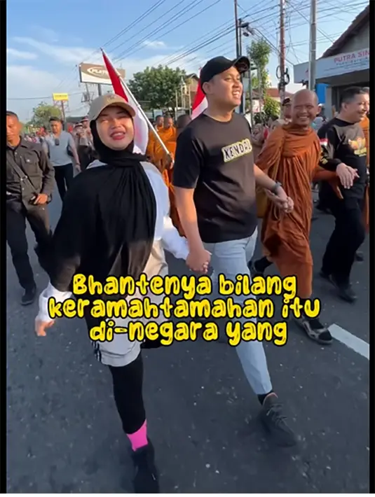Setelah menyambut kehadiran para biksu atau bhante di Polsek Brangsong,  istri Bupati Kendal itu ikut jalan kaki untuk melepasnya keluar dari kota Kendal. Sekedar informasi, sebanyak 32 bhante melakukan perjalanan thudonq, jalan kaki dari Thailand menuju Candi Borobudur, Magelang, Jawa Tengah. [Instagram/chafrederica]