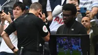 Hukuman penalti diberikan setelah salah seorang pemain Burnley terindikasi handball dan sempat ditinjau melalui rekaman VAR sebelum diputuskan oleh wasit. (AFP/Glyn Kirk)