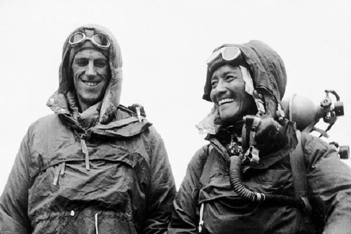 Edmund Hillary (kiri) dan Sherpa Tenzing Norgay (kanan) berhasil menapaki puncak Mount Everest pada  29 Mei 1953