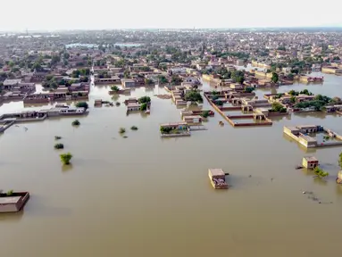 Pemandangan dari udara ini menunjukkan daerah pemukiman yang banjir setelah hujan lebat di provinsi Balochistan (29/8/2022). Jumlah korban tewas akibat banjir monsun di Pakistan sejak Juni telah mencapai 1.136, menurut angka yang dirilis pada 29 Agustus oleh Otoritas Manajemen Bencana Nasional negara itu. (AFP/Fida Hussain)