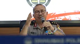 Kadiv Humas Mabes Polri Irjen Setyo Wasisto memberi keterangan penangkapan empat terduga teroris di Cianjur, di Mabes Polri, Jakarta, Minggu (13/5). Empat terduga teroris tersebut akhirnya tewas dalam penyergapan. (Liputan6.com/Helmi Fithriansyah)