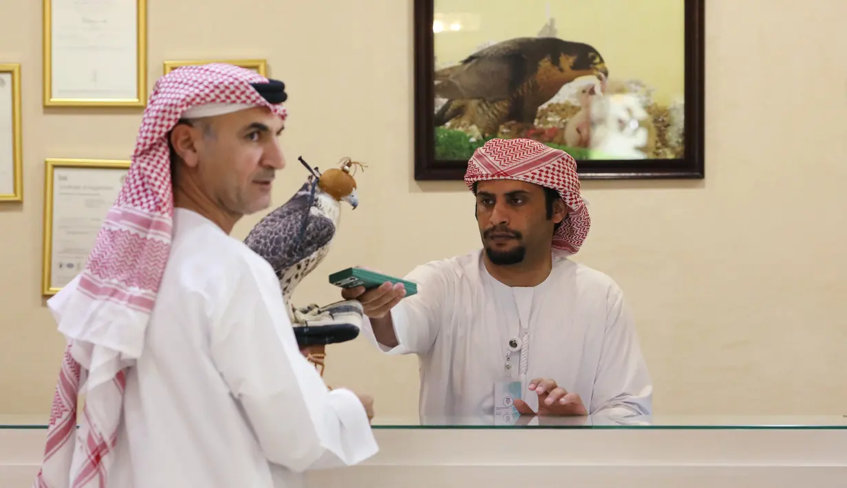 Seorang pria membawa elang untuk diperiksa oleh dokter di Rumah Sakit Falcon Abu Dhabi, Abu Dhabi, uni Emirat Arab, 28 April 2019. Rumah Sakit Falcon Abu Dhabi merupakan rumah sakit khusus elang terbesar di dunia. (REUTERS/Christopher Pike)