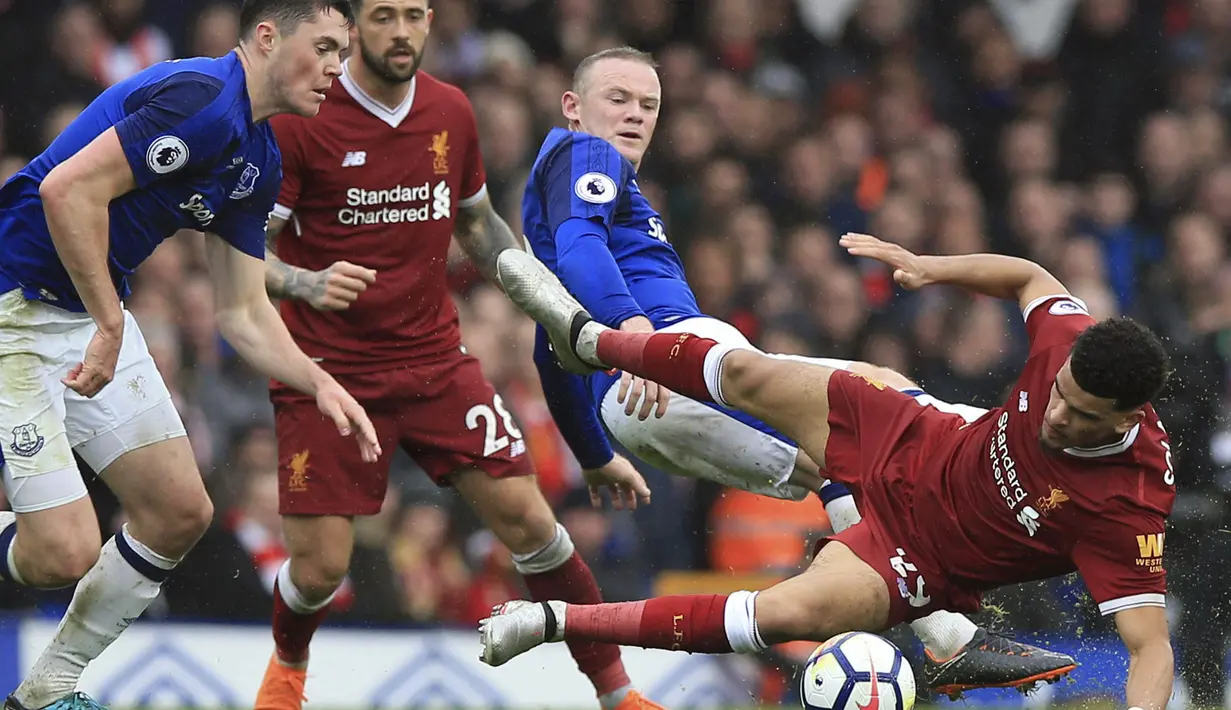 Striker Everton, Wayne Rooney, berebut bola dengan striker Liverpool, Dominic Solanke, pada laga Premier League di Stadion Goodison Park, Liverpool, Sabtu (7/5/2018). Kedua klub bermain imbang 0-0. (AP/Peter Byrne)