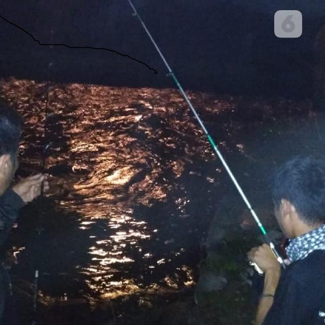 Gambar Orang Mancing Di Kali