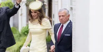 Ratu Rania dari Yordania memilih gaun kuning pucat. Yang Mulia mengenakan gaun pensil custom couture Tamara Ralph pastel lemon yellow silk crepe dengan kerah busur off-shoulder berstruktur. @queenrania