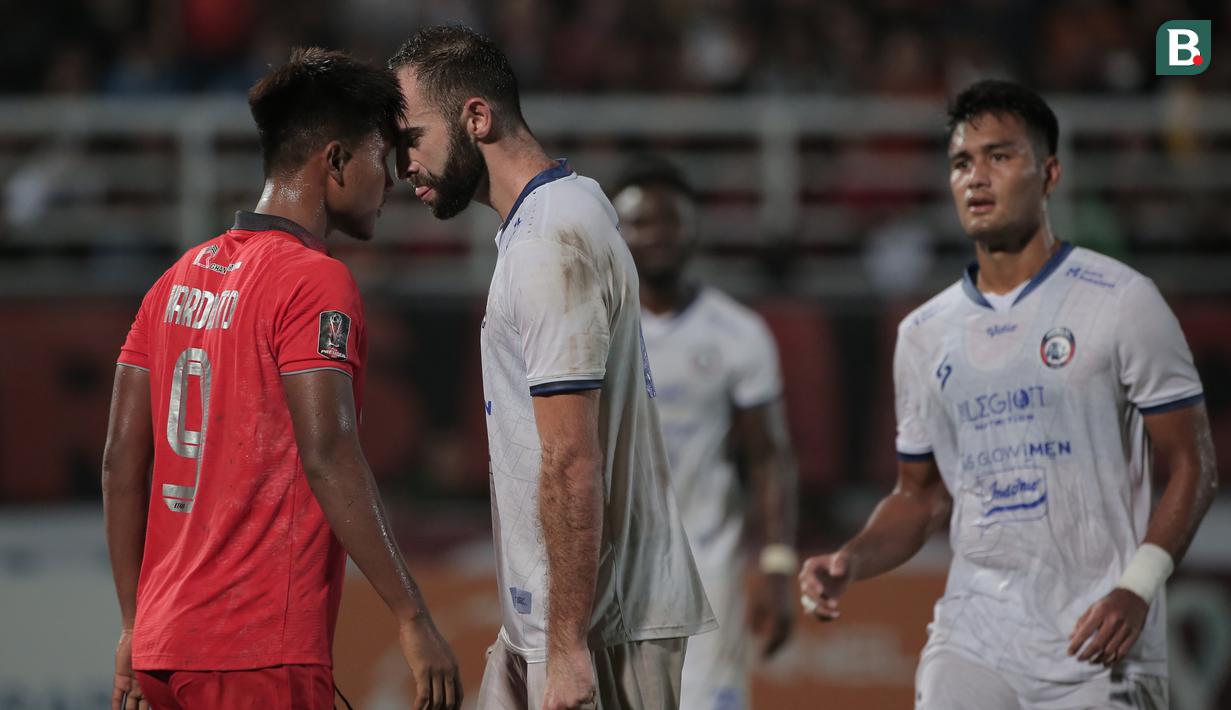 Laga keras dan momen perselisihan antar pemain kerap dilancarkan dalam pertandingan antara Borneo FC melawan Arema FC dalam leg kedua Final Piala Presiden 2022 yang berakhir imbang tanpa gol. (Bola.com/Ikhwan Yanuar)