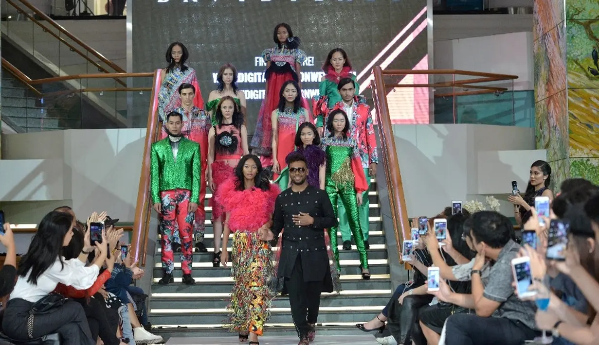 Selama 15 tahun berkarier di dunia mode, David Tlale terkenal dengan kecakapannya memainkan desain rumit dan penggunaan tekstur, serta warna yang tidak dapat diprediksi. Credit to Digital Fashion Week.