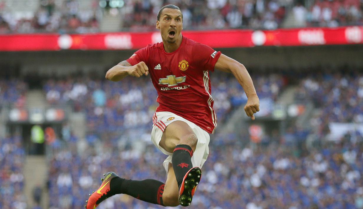 Zlatan Ibrahimovic merayakan golnya ke gawang Leicester City pada ajang Community Shield di Stadion Wembley, Minggu (7/8/2016). (AP Photo/Tim Ireland)