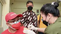Menteri Kesehatan RI Budi Gunadi Sadikin meninjau vaksinasi COVID-19 di Sentra Vaksinasi SMA Pangudi Luhur, Jakarta Selatan, Jumat 30 Juli 2021. (Dok Kementerian Kesehatan RI/Satria Loka)