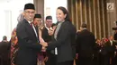 Menteri BUMN, Rini Soemarno memberikan selamat kepada Wimboh Santoso usai dilantik sebagai ketua Dewan Komisioner OJK di Jakarta, Kamis (20/7). (Liputan6.com/Angga Yuniar)