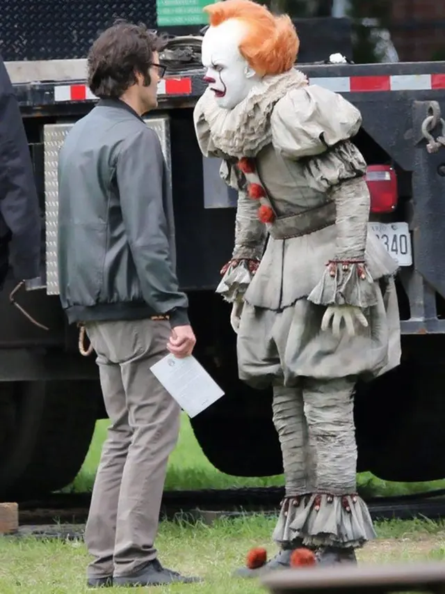 Kocak, Begini Ekspresi Bill Hader Takut Lihat Mata Skarsgard di Balik Layar IT: Chapter 2