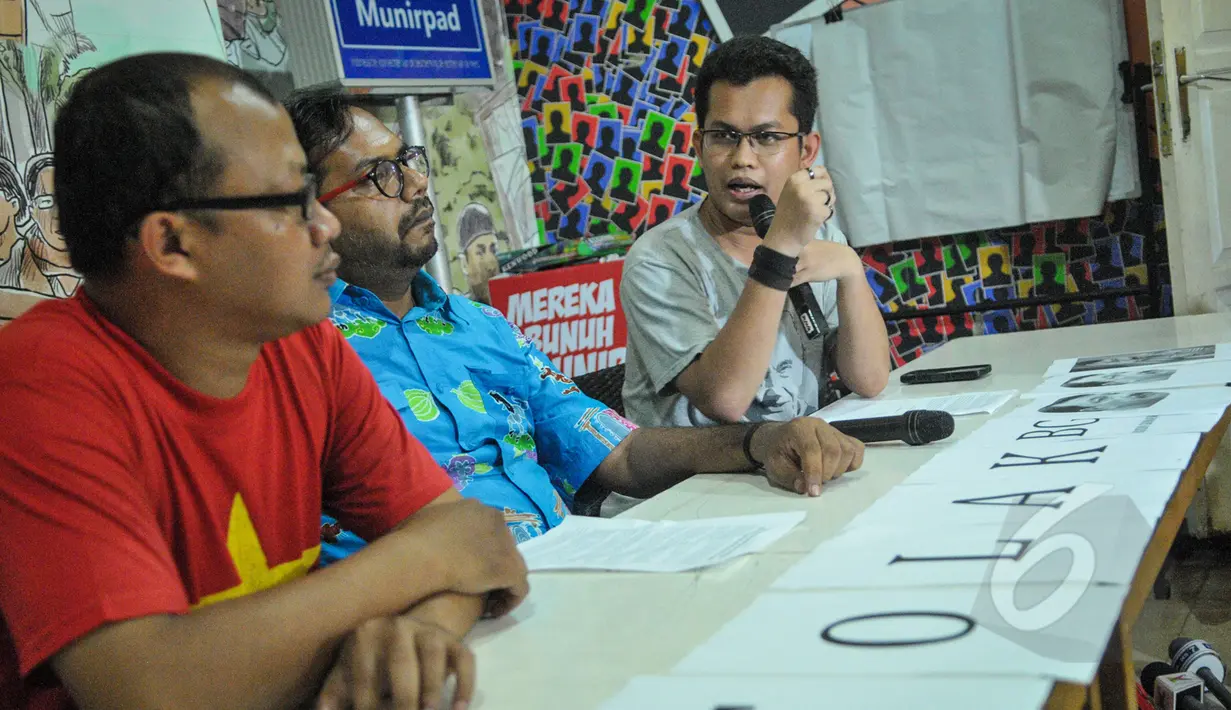 Aktivis Sapu Koruptor, Ghifari (kanan) bersama Koordinator Kontras, Haris Azhar saat memberikan pernyataan sikap menolak pencalonan Budi Gunawan sebagai Wakapolri maupun Kepala BIN di Kantor Kontras, Jakarta, Selasa (21/4). (Liputan6.com/Faizal Fanani)