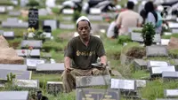 Warga memanjatkan doa saat berziarah ke makam kerabat di Taman Pemakaman Umum (TPU) Kemiri, Rawamangun, Jakarta, Minggu (23/4/2023). (merdeka.com/Iqbal S. Nugroho)