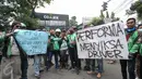 Massa driver Gojek membawa poster berisi tuntutan mereka saat berunjuk rasa di kantor PT Gojek Indonesia, Kemang, Jakarta, Senin (3/10). Driver Gojek itu menuntut agar sistem performa segera dihapus karena menyusahkan mereka. (Liputan6.com/Yoppy Renato)
