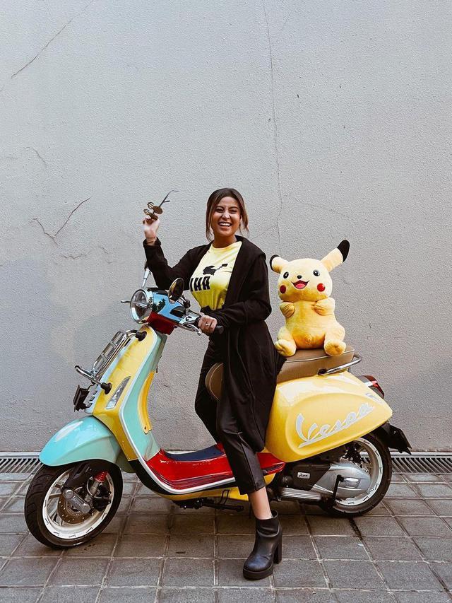Awkarin naik Vespa (Instagram/@awkarin)