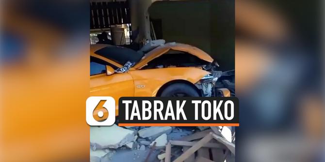 VIDEO: Ngebut di Jalan, Mobil Mewah Tabrak Toko Makanan