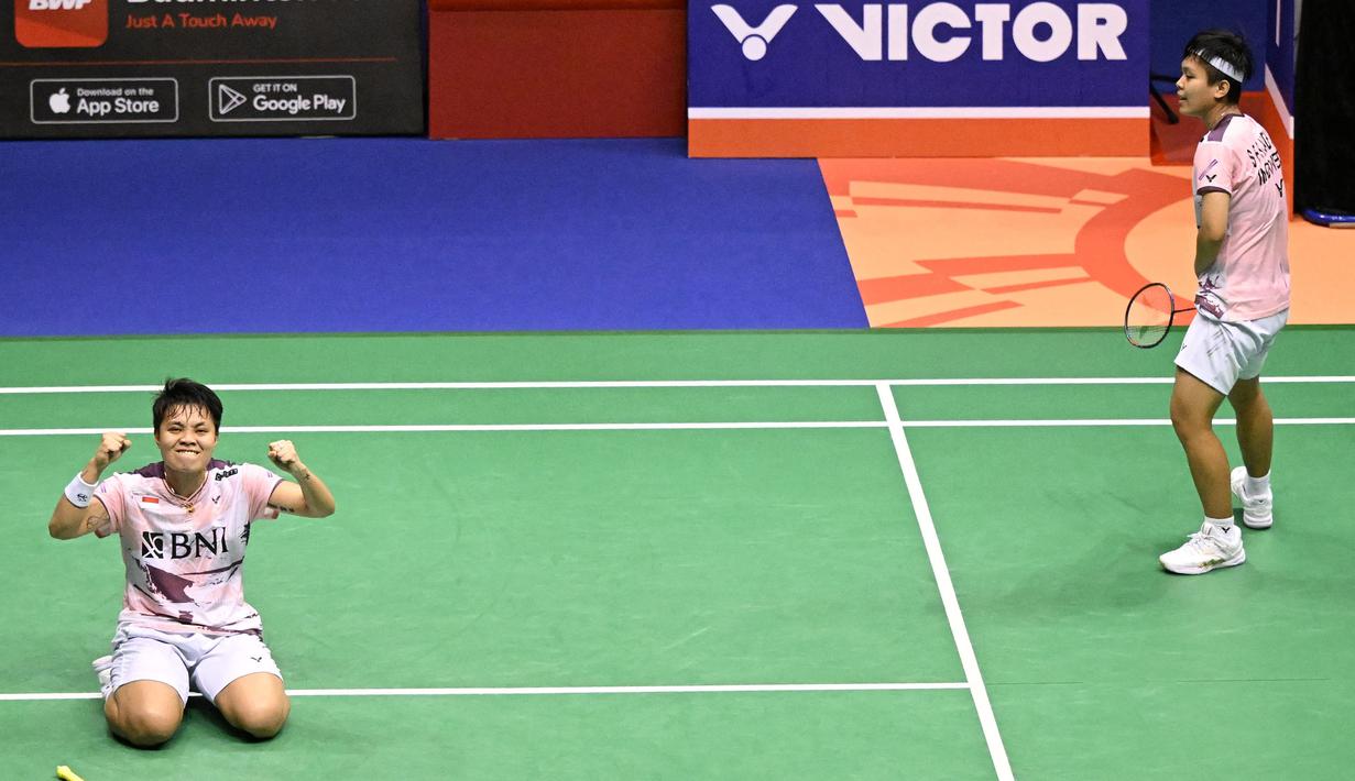 Selebrasi ganda putri Indonesia, Apriyani Rahayu (kiri) dan Siti Fadia Silva Ramadhanti setelah menyudahi perlawanan wakil Malaysia, Pearly Tan/Thinaah Muralitharan pada laga final ganda putri Hong Kong Open 2023 di Hong Kong Coliseum, Minggu (17/9/2023) siang WIB. Apriyani/Siti Fadia menang rubber game 14-21, 24-22 dan 21-9.(AFP/Peter Parks)