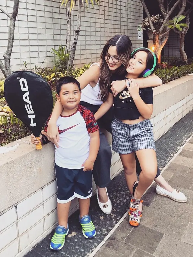 [Fimela] Nia Ramadhani dan Mikhayla Zalindra Bakrie