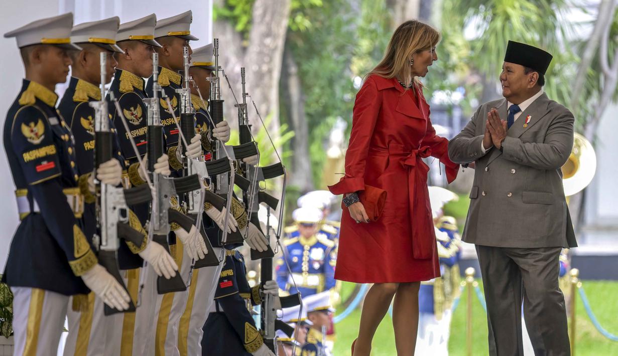 Momen penyambutan pun berlangsung hangat dan penuh perbincangan. Tampak dalam foto, Presiden Republik Indonesia Prabowo Subianto (kanan) berbincang dengan Ratu Maxima dari Belanda (tengah), selaku Advokat Khusus Sekretaris Jenderal PBB untuk Kesehatan Keuangan (UNSGSA), di Istana Merdeka, Jakarta, pada Kamis 27 November 2025. (BAY ISMOYO/AFP)