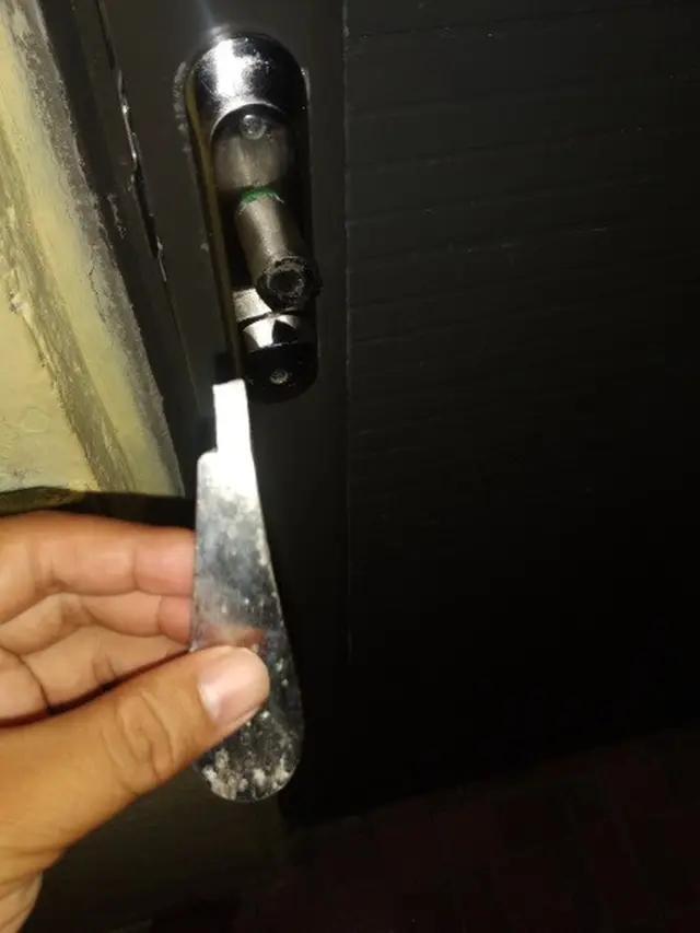 terkunci di masjid, minta bantuan driver ojol