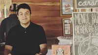 Tulus Berpose dengan 5 Piala AMI 2015