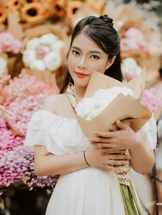 bawa bunga manis bahagia tersenyum cantik