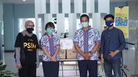 Perwakilan PSIM Yogyakarta menyalurkan bantuan hasil donasi kepada beberapa rumah sakit di Kota Yogyakarta. (Istimewa/ ofisial PSIM)