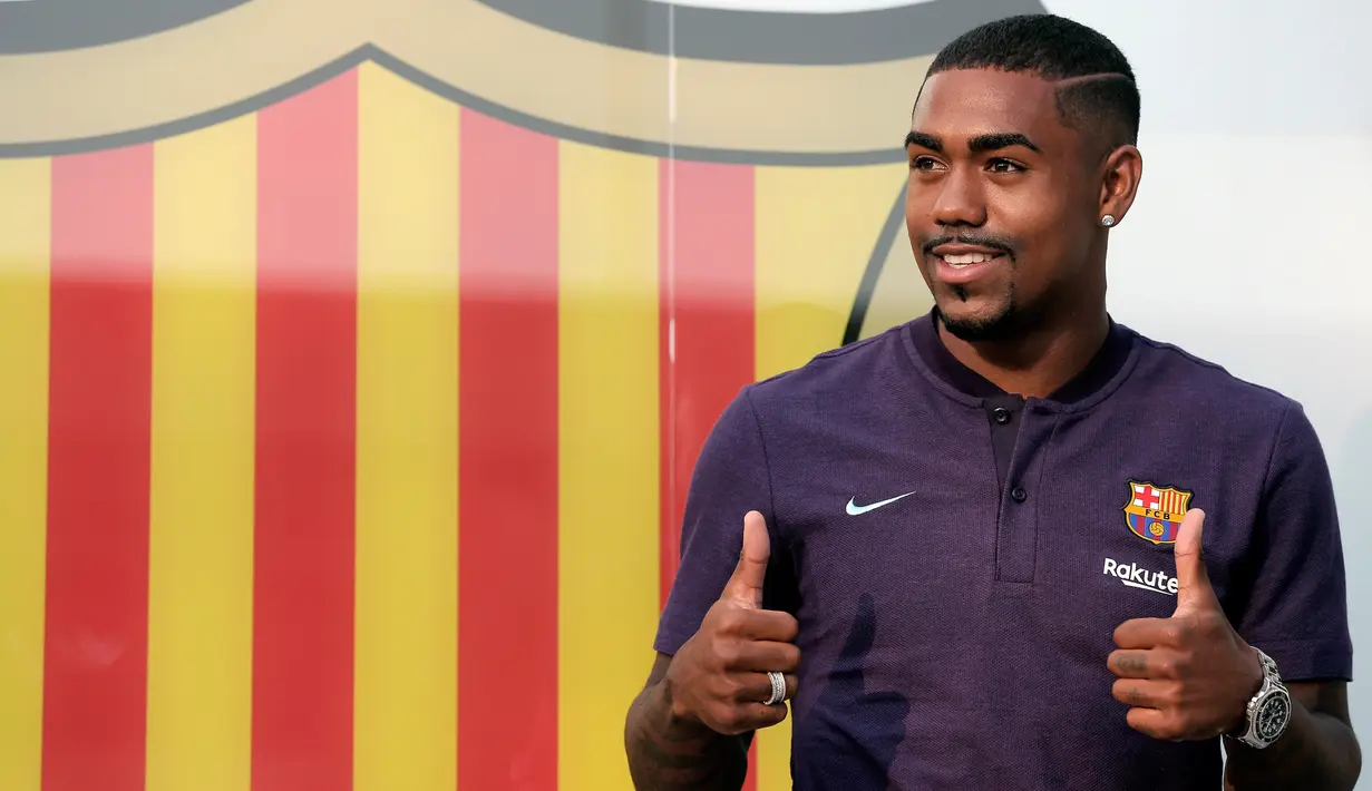 Pesepakbola muda Brasil, Malcom Filipe Silva de Oliveira berpose setibanya di stadion Camp Nou,  Barcelona, Selasa (24/7). Malcom diboyong dari Girondins Bordeaux dengan dengan biaya 41 juta euro atau setara Rp 695 miliar. (AP Photo/Manu Fernandez)