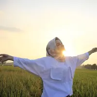 Selama pandemi Covid-19, banyak orang yang menghabiskan waktu di rumah saja. Berbagai kegiatan mereka lakukan di rumah, salah satunya bekerja. Hal tersebut tentu berpengaruh terhadap penampilan, namun ternyata tidak untuk Dewi Sandra. (Instagram/dewisandra)
