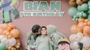Potret kehangatan juga ditunjukkan Ririe dan Ayus yang kompak mencium pipi sang anak. Meski sudah satu tahun berpisah, keduanya tetap akur demi buah hati. Kebahagiaan pun begitu terlihat di wajah Bian, kala kedua orangtuanya hadir di pesta ulang tahunnya. (Liputan6.com/IG/@ririe_fairus)