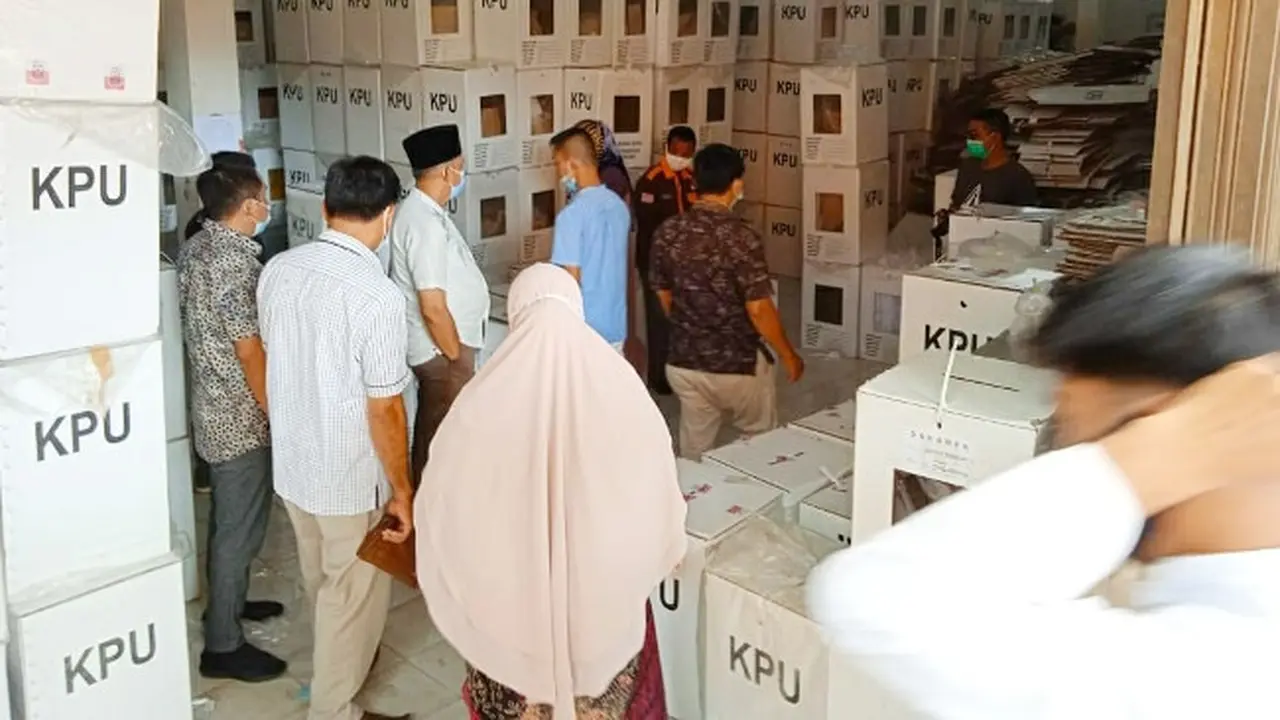 KPU Indragiri Hulu membuka kotak suara sebagai bukti sengketa pilkada di Mahkamah Agung.
