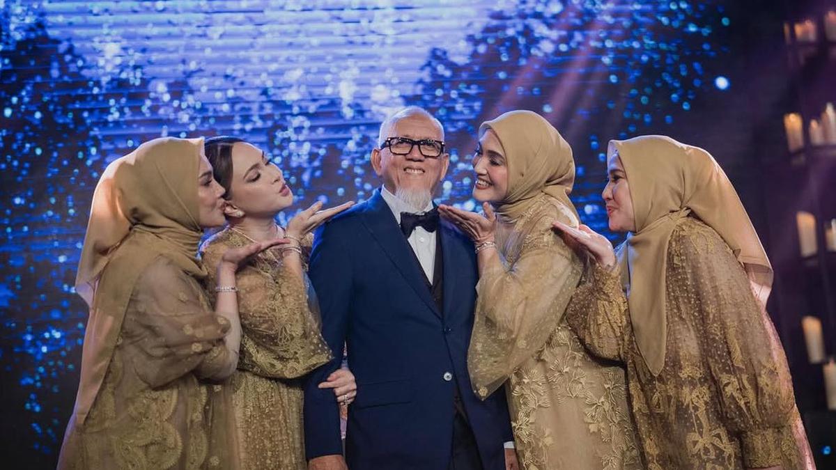 6 Tampilan Shandy Aulia Dibalut Dress Gold Bersama Ketiga Kakak Muslimnya saat Rayakan Ulang Tahun sang Ayah ke-70 dengan Konsep Glamor