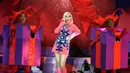 Penampilan Katy Perry (tengah) dalam konser Jingle Ball 2019 KIIS-FM di The Forum, Inglewood, California, Amerika Serikat, Jumat (6/12/2019). (AP Photo/Chris Pizzello)
