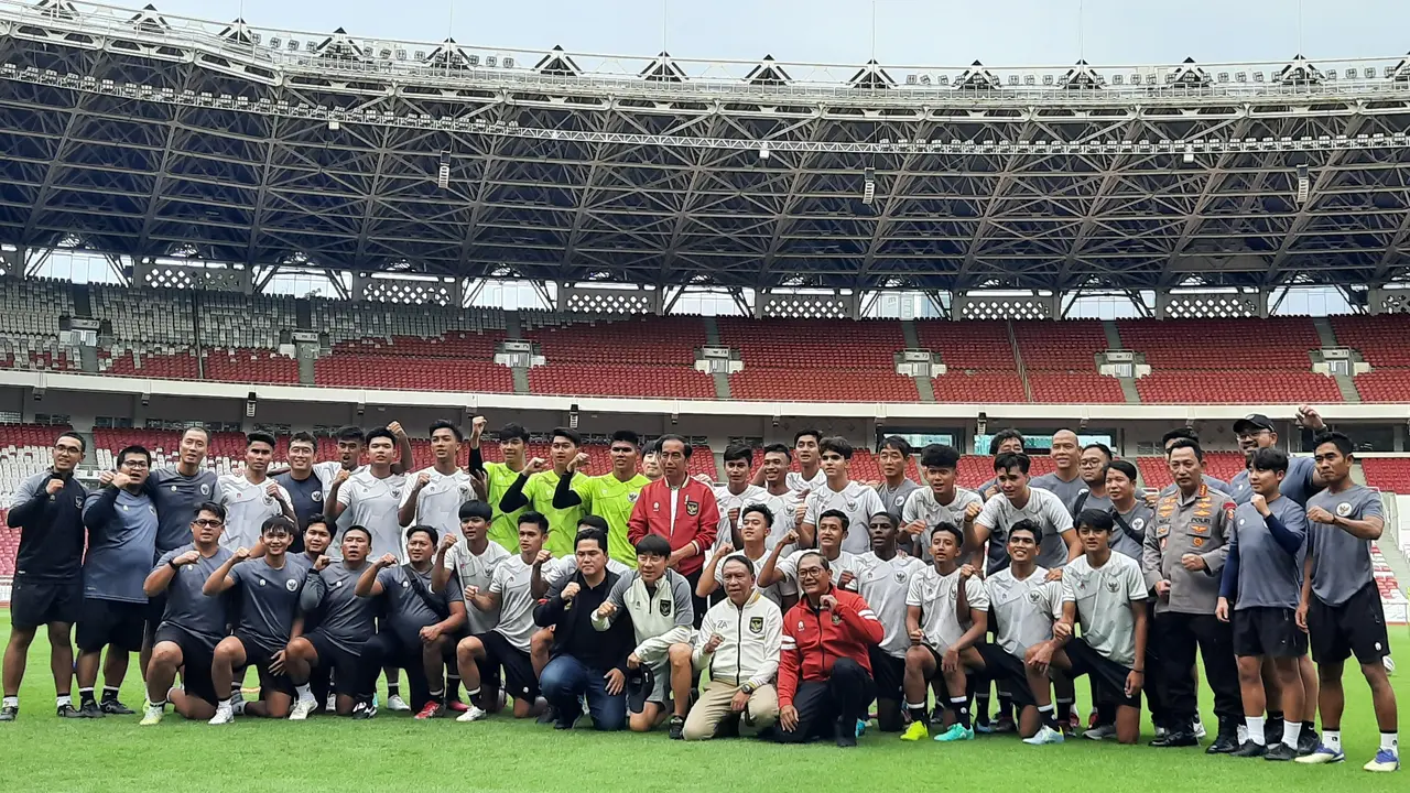 Presiden Jokowi bertemu dengan pemain Timnas Indonesia U-20, yang gagal bermain di Piala Dunia U-20 2023. (Liputan6.com/Lizsa Egeham)