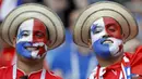 Para suporter Panama memberi dukungan saat melawan Inggris pada laga grup G Piala Dunia di Stadion Nizhny Novgorod, Nizhny Novgorod, Minggu (24/6/2018). Babak pertama Inggris unggul 5-0 atas Panama. (AP/Victor Caivano)