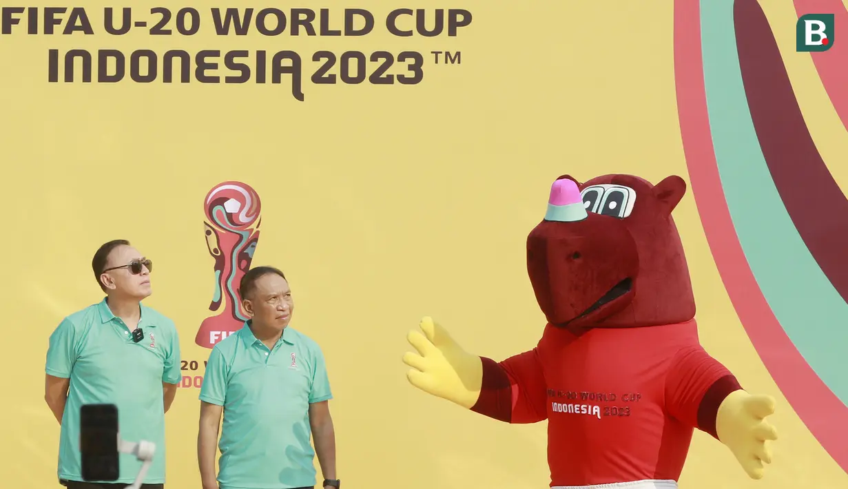 Menpora RI, Zainudin Amali dan Ketua PSSI, Mochamad Iriawan saat launching maskot Piala Dunia U-20 2023 di Bundaran HI, Jakarta, Minggu (18/9/2022). (Bola.com/M Iqbal Ichsan)
