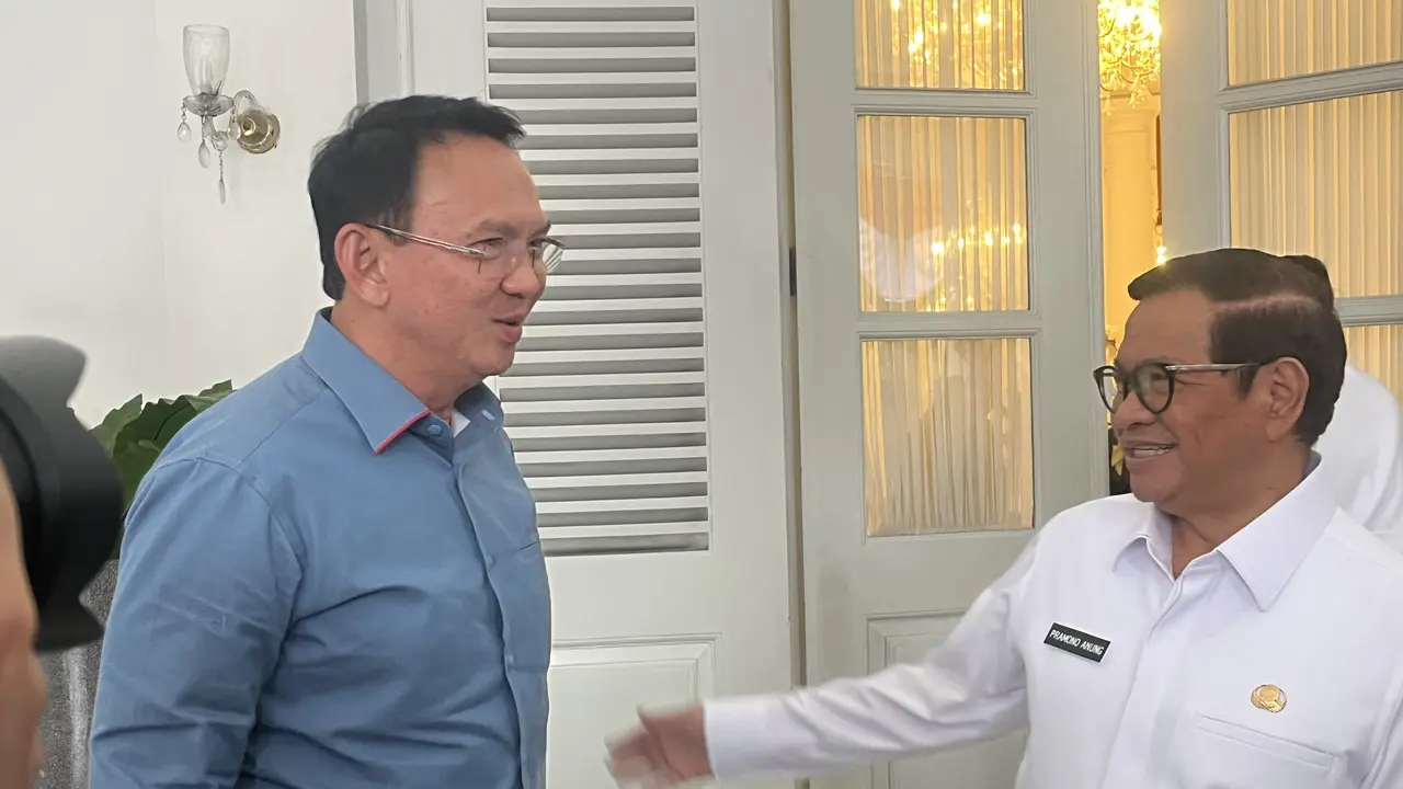 Mantan Gubernur DKI Jakarta, Basuki Tjahaja Purnama (Ahok), bertemu dengan Gubernur DKI Jakarta Pramono Anung di Balai Kota Jakarta, Rabu (20/8/2025) (Liputan6.com/Winda Nelfira)
