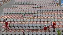 Pekerja menata drum berisi pelumas oli di Terminal Suplay Point (TSP) dan Distribusi Pelumas Pertamina di Batakan, Kalimantan Timur, Minggu (20/9/2015). TSP ini mampu menampung sebanyak 8.000 drum dan 820.000 Liter pelumas.(Liputan6.com/Yoppy Renato)