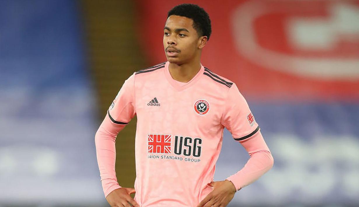 Antwoine Hackford. Striker Sheffield United berkebangsaan Inggris ini menjalani debutnya di Premier League saat melawan Crystal Palace pada 2 Januari 2021. Ia berusia 16 tahun, 9 bulan dan 13 hari, menjadikannya sebagai pemain termuda yang bermain di Premier League musim ini. (examinerlive.co.uk)