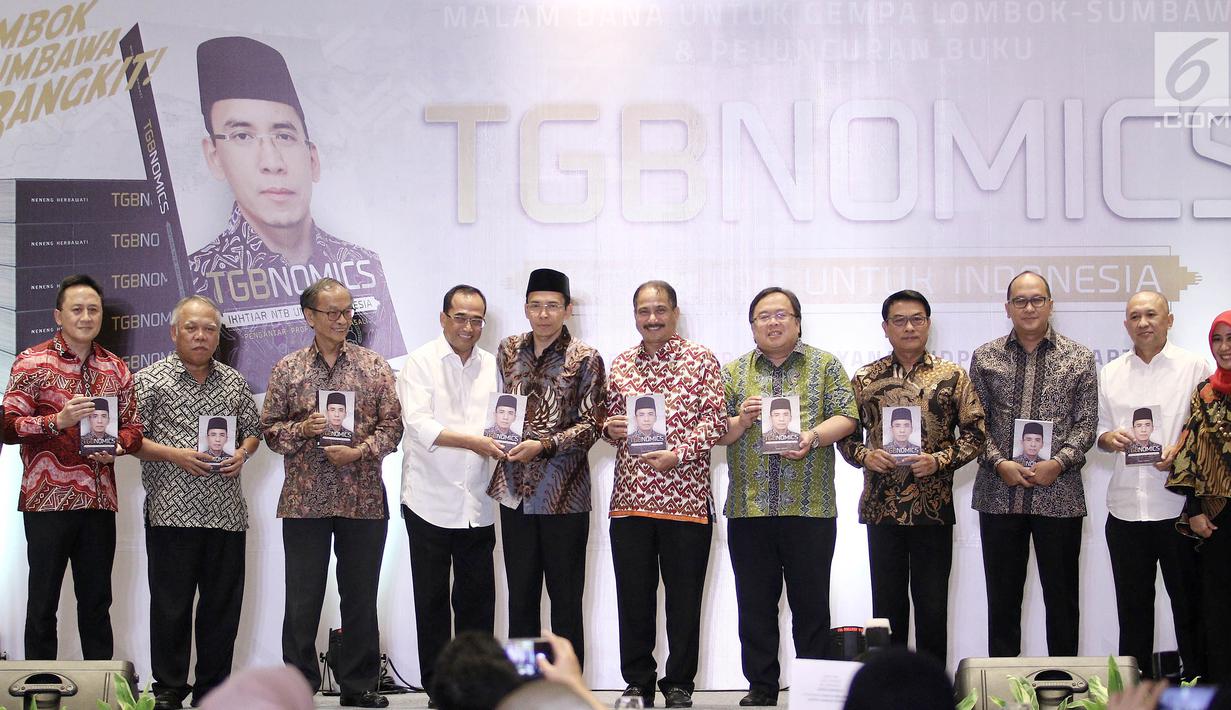 Gubernur NTB, TGB Muhammad Zainul Majdi memberikan buku TGBNomics kepada sejumlah Menteri Kabinet Kerja pada acara penggalangan dana untuk Lombok-Sumbawa  di Jakarta, Jumat (14/9). (Liputan6.com/Herman Zakharia)