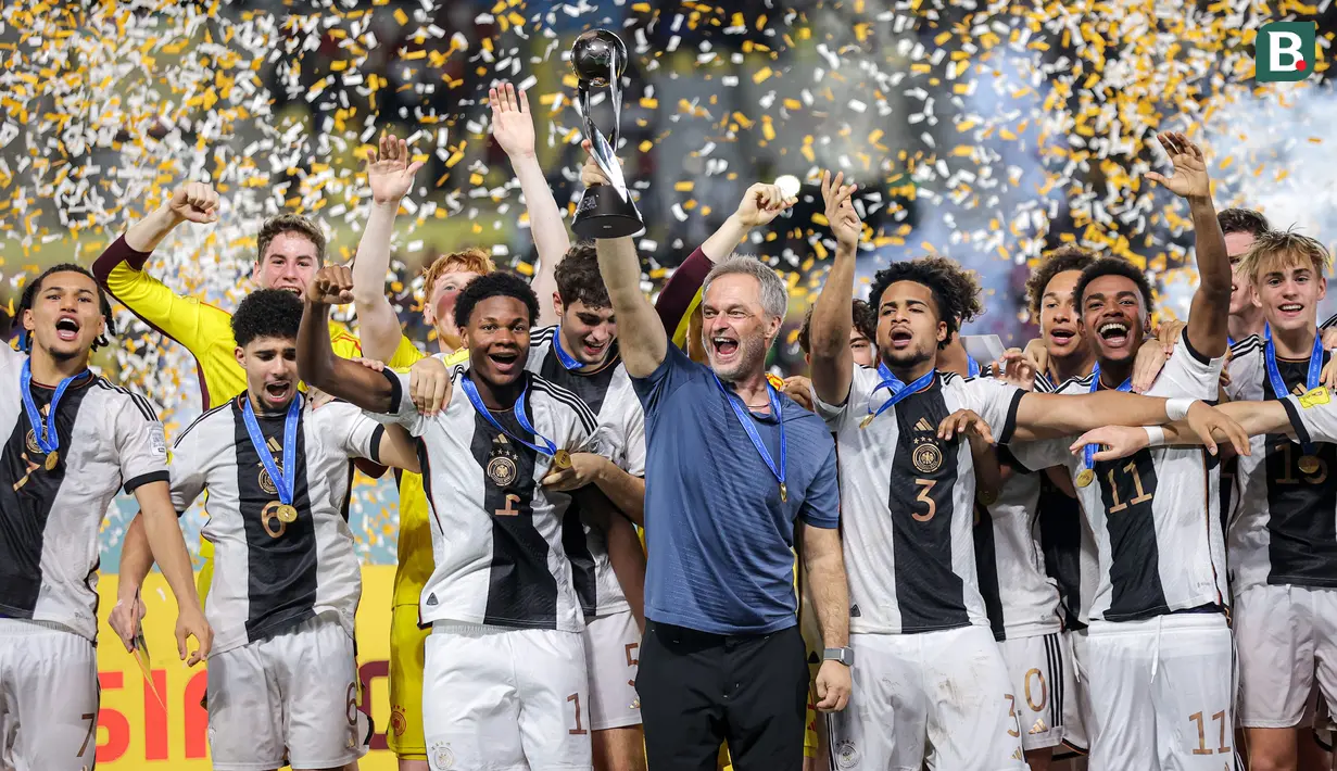 Pelatih Timnas Jerman U-17, Christian Wueck berbaur dengan para pemainnya merayakan gelar juara Piala Dunia U-17 2023 setelah mengalahkan Timnas Prancis U-17 lewat adu penalti pada laga final Piala Dunia U-17 2023 di Stadion Manahan, Solo, Sabtu (2/12/2023). (Bola.com/Bagaskara Lazuardi)