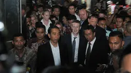 Jokowi dan Mark Zurkerberg pun harus mendapatkan pengawalan ketat dari Paspampres karena kerumunan warga yang berebut ingin bersalaman, Jakarta, (13/10/14). (Liputan6.com/Herman Zakharia) 