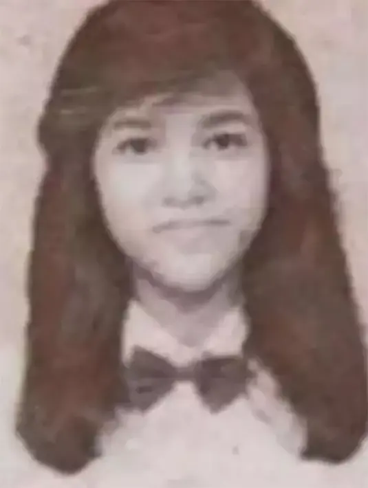 Musisi yang juga penyanyi Maia Estiant jugapernah membagikan pas foto saat masih sekolah. Potret penampilan perempuan tiga orang anak itu saat masih SMP. [Instagram/@maiaesiantyreal]