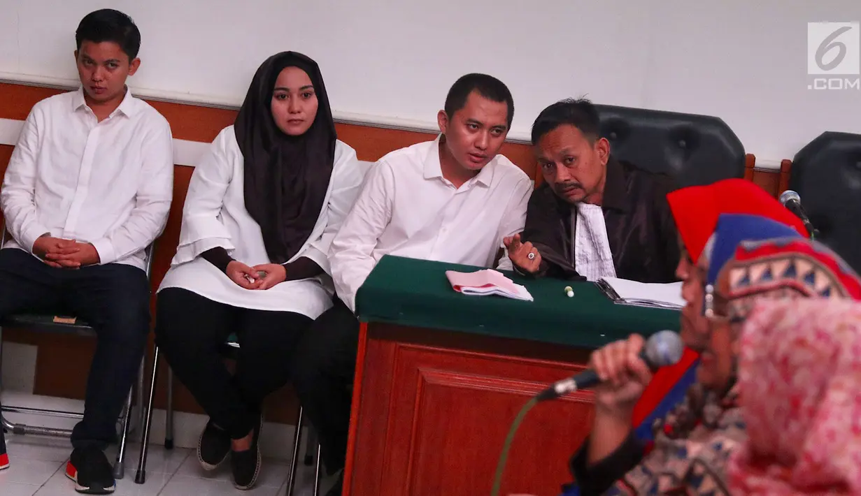Tiga terdakwa kasus dugaan penipuan First Travel mendengarkan keterangan saksi di Pengadilan Negeri Depok, Jawa Barat, Senin (19/3). Sidang digelar dengan agenda mendengarkan keterangan 13 orang saksi. (Liputan6.com/Immanuel Antonius)