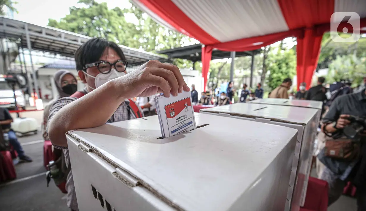 Petugas memasukkan surat suara saat simulasi Pemilu 2024 di Kantor KPU RI, Jakarta, Selasa (22/3/2022). Simulasi  digelar untuk memberikan edukasi kepada masyarakat terkait proses pemungutan dan penghitungan suara pemilu serentak yang akan dilaksanakan tahun 2024. (Liputan6.com/Faizal Fanani)