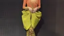 Busana kedua, Mahalini mengenakan kebaya orange dengan aksen beads gold dipadukan aksen rok mengembang motif jumputan hijau serta bawahan kain batik model mermaid. [@fherriioo]