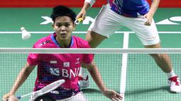 Pebulu tangkis ganda putri Indonesia, Apriyani Rahayu/Siti Fadia Silva Ramadhanti saat bertanding melawan Vivian Hoo/Lim Chiew Sien (Malaysia) pada babak 16 besar Indonesia Masters 2022 di Istora Senayan, Jakarta, Kamis (9/6/2022). Apriyani/Siti Fadia unggul dan melaju ke babak berikutnya. (Liputan6.com/Helmi Fithriansyah)