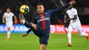 Striker PSG, Kylian Mbappe, mengontrol bola saat melawan Dijon pada laga Liga Prancis di Stadion Parc des Princes, Paris, Sabtu (18/5). Mbappe dinobatkan jadi pemain terbaik Liga Prancis. (AFP/Franck Fife)